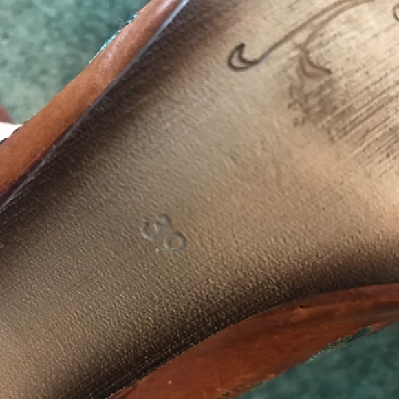 Rose Embroidered pump - Picture 7 of 8